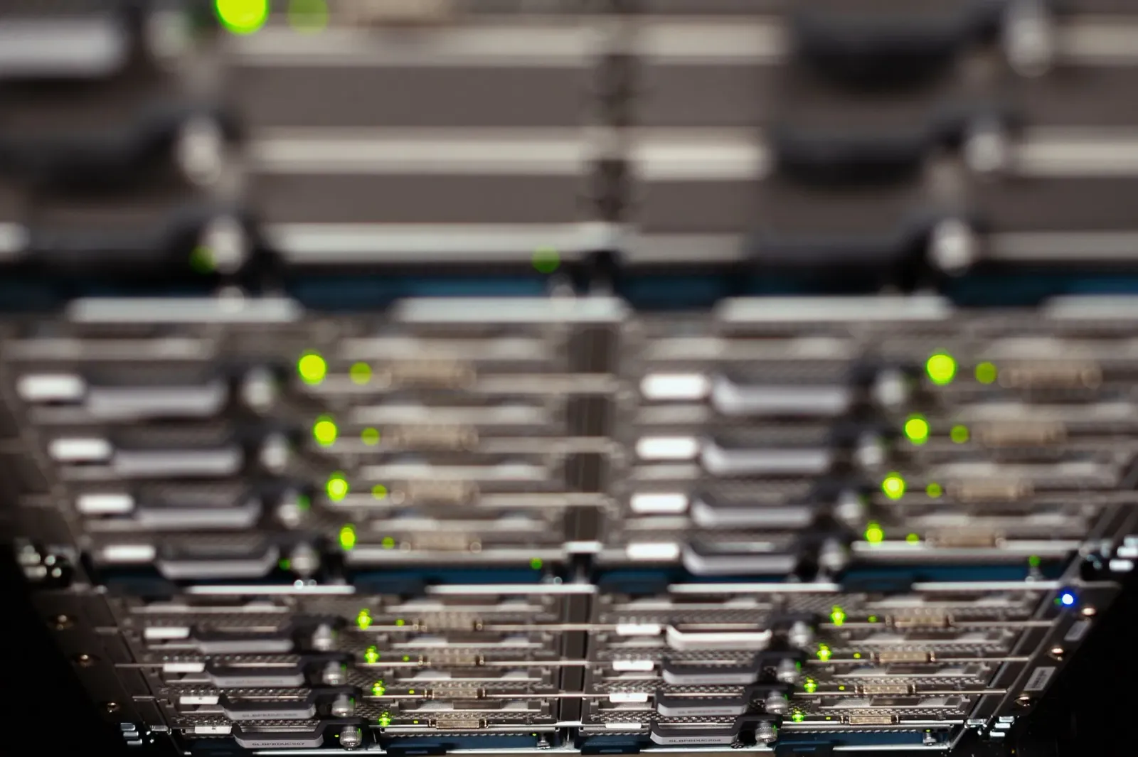 Data centre boot iha fatin desérto Austrália ho painél solar no servidor sira iha liur, hatudu infraestrutura teknolojia no e