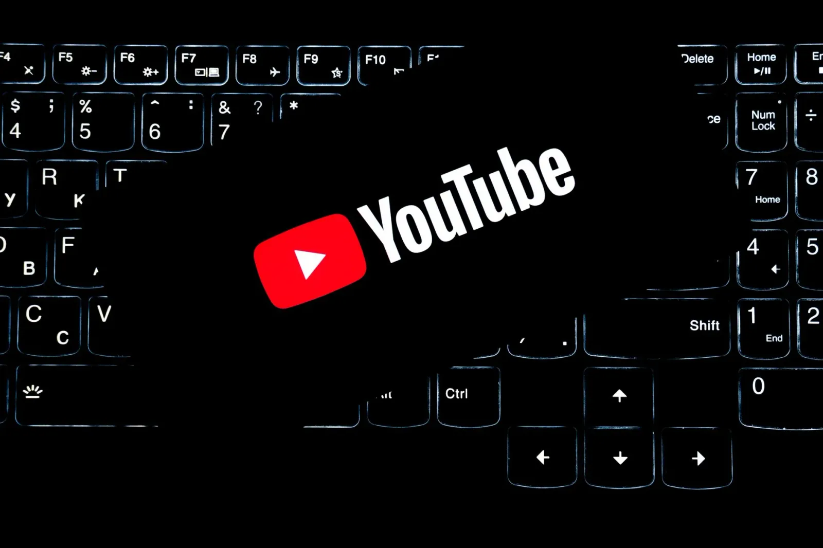 Benn Jordan, YouTube star, koalia kona-ba teknolojia ne'ebé spia ita, ho fundu komputadór no ekrã monitorizasaun