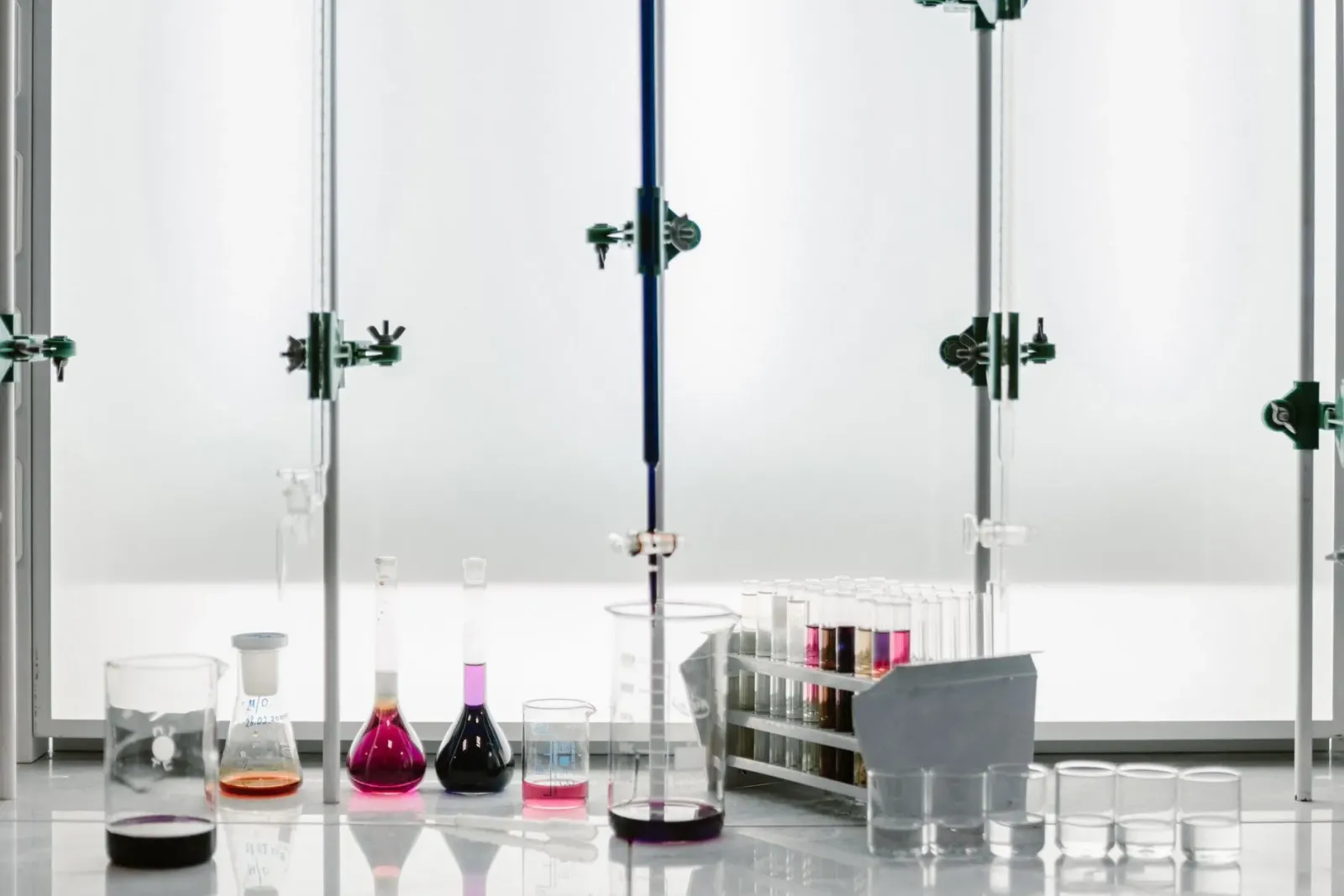 Imajen ida hosi laboratóriu kimiku ho substánsia volátil sira ne'ebé bele halo aroma forte, ho máskara no ekipamentu segurans