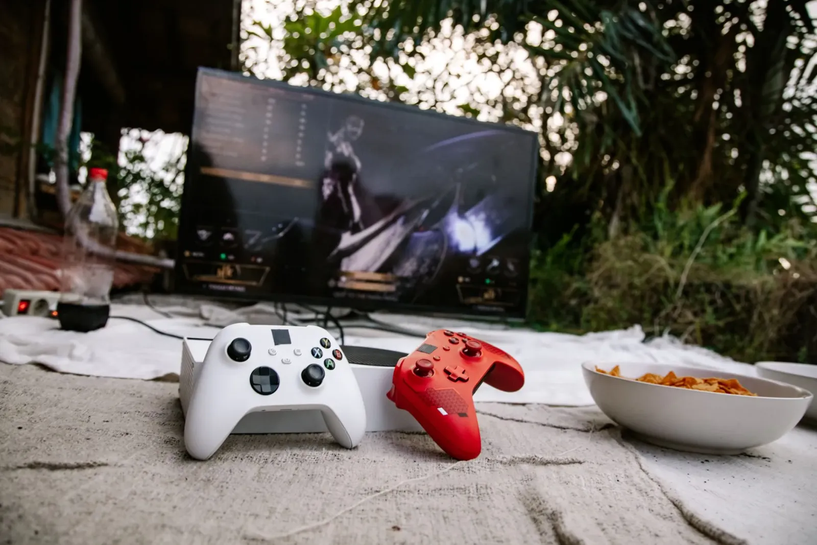 Ema uza monitor Lenovo LOQ ho PlayStation no tablet Tab Plus Gen 2 iha sala, hodi hatudu teknolojia jogu foun.