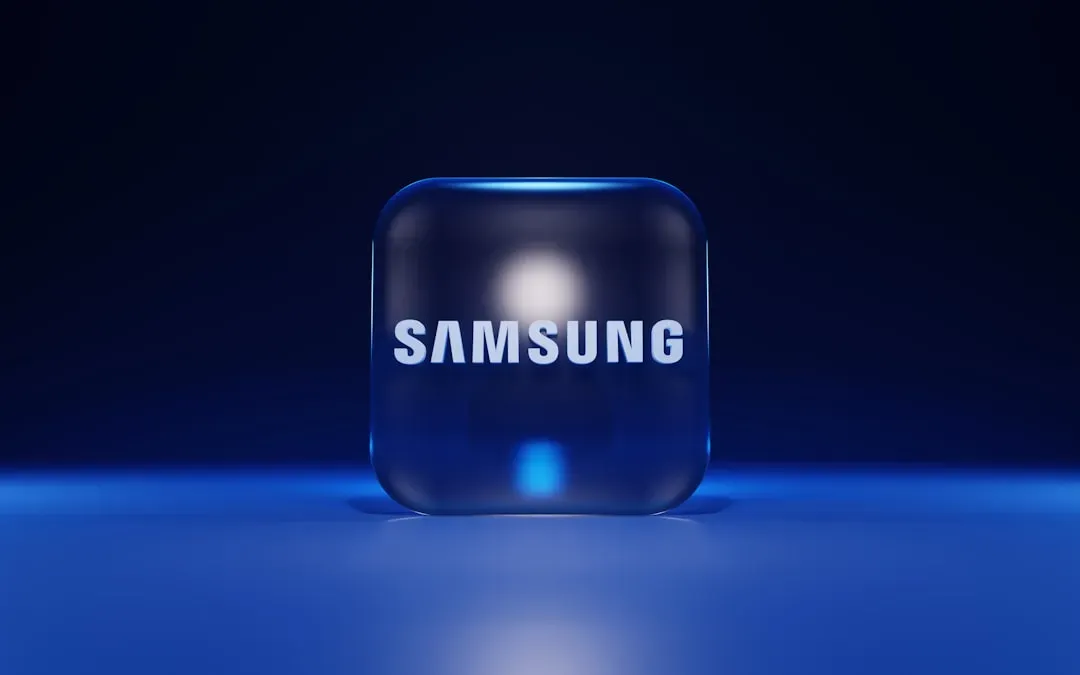 Imajen ida ne'ebé hatudu mákina litografia iha laboratóriu Samsung, ho AI no komputasaun kuántiku reprezentadu hanesan luz no