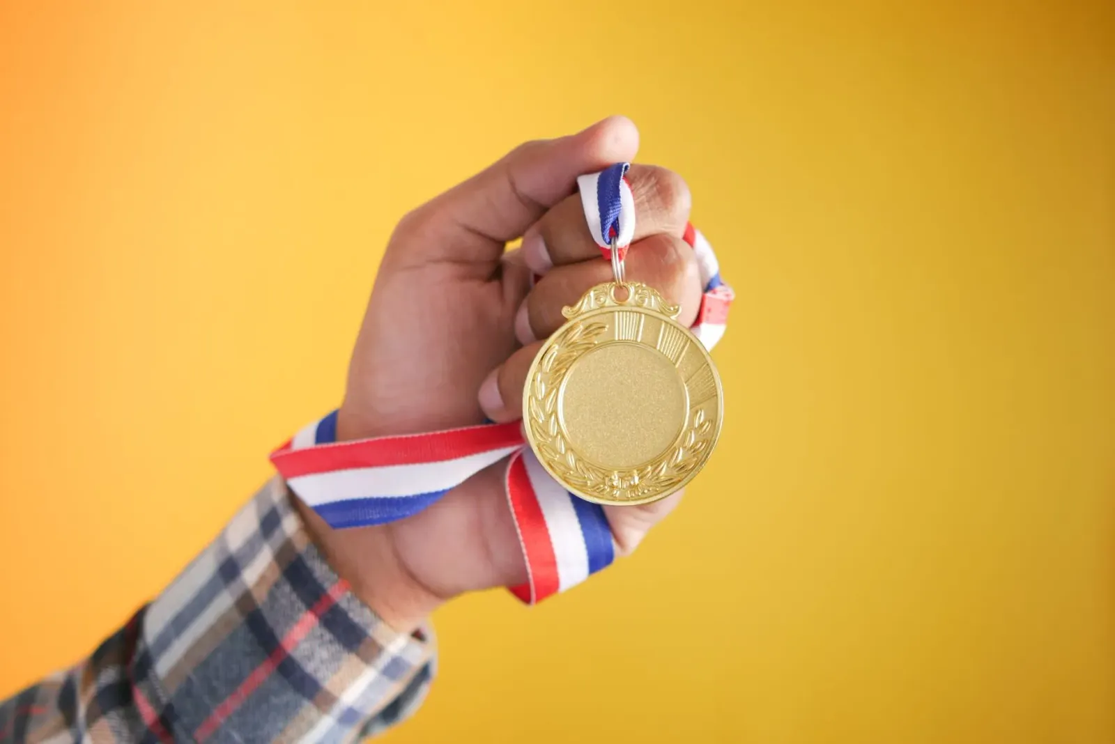 Imajen atleta Khashaba Dadasaheb Jadhav ho medália Olímpika, símbolu triunfu desportu iha India independente