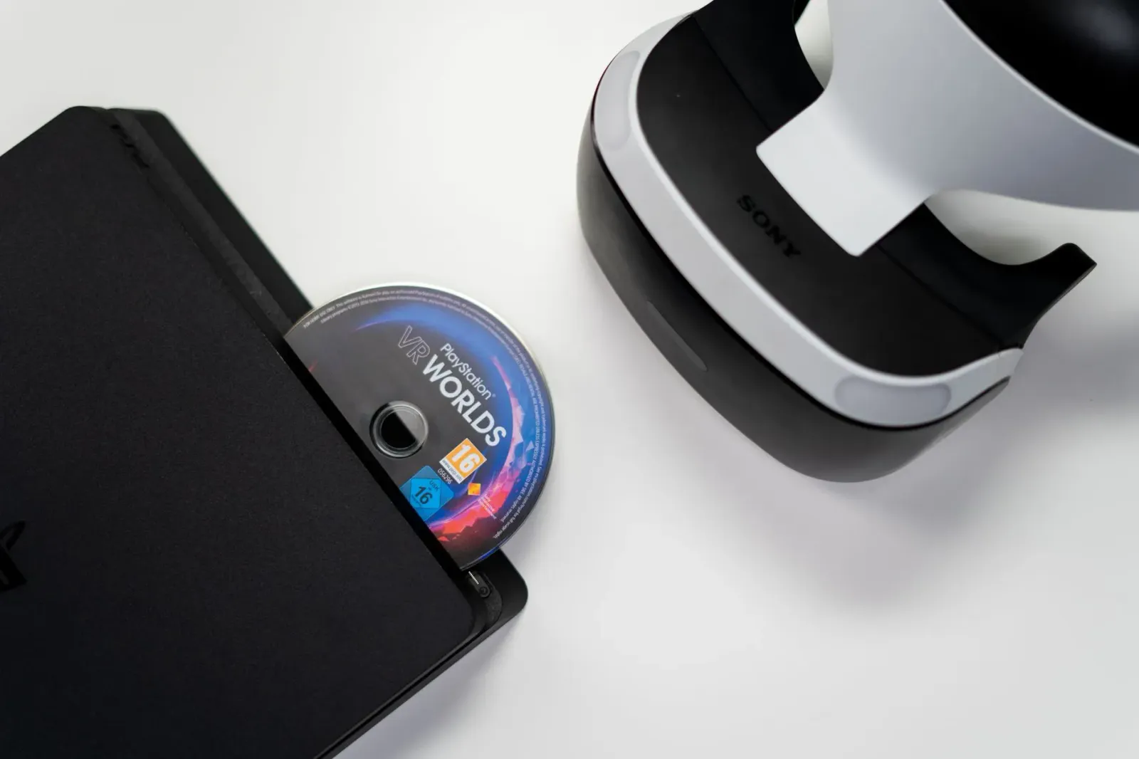 Ilustrasaun kona-ba mundu entretenimentu ne'ebé hatudu boxe influenser iha ringue, jogu PlayStation iha discu, no logu Krafto