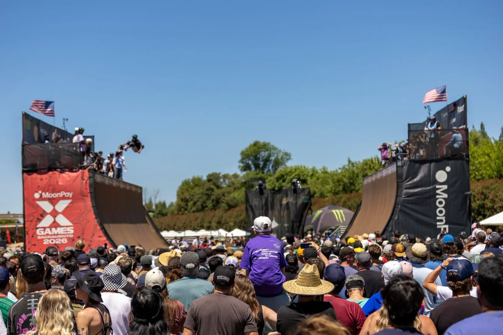 Imajen husi palco Summer Game Fest 2026 ho ema barak iha audiência, hatudu eventu boot ne'ebé anunsia jogu foun no teknolojia