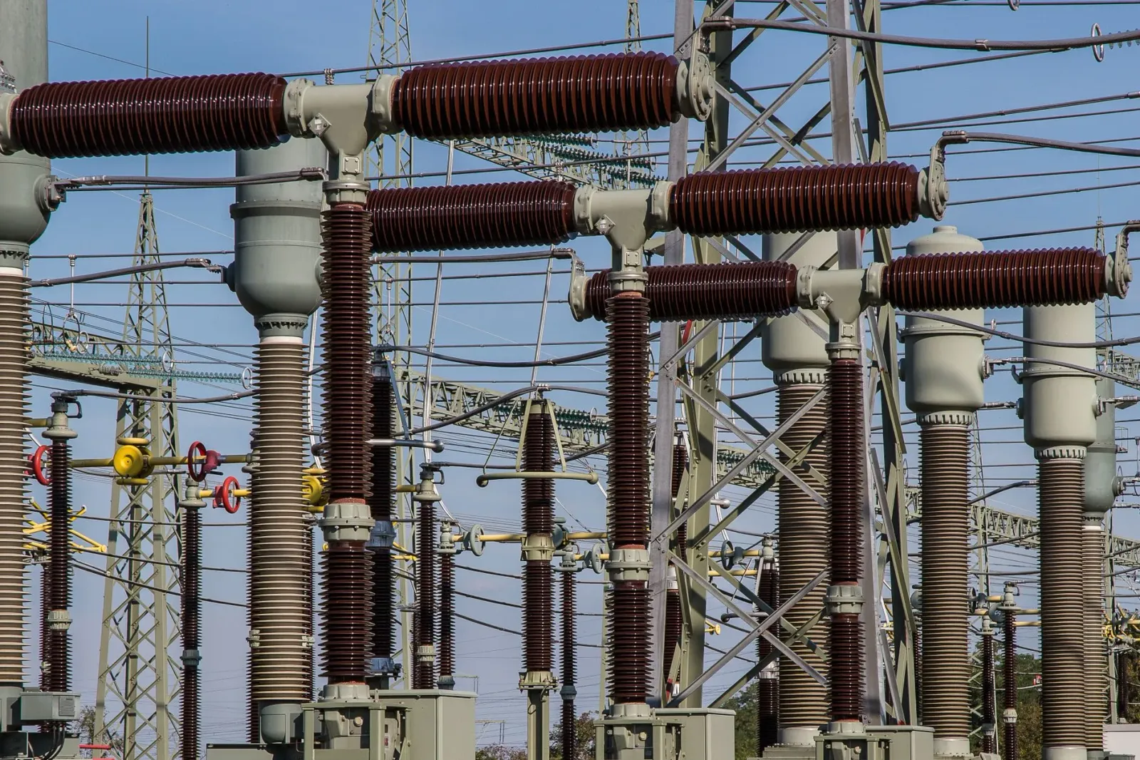 Imajen ida hatudu teknolojia switchgear foun ne'ebé la uza SF6, ho ekipamentu modernu iha substasaun elétrika, no ambiente li