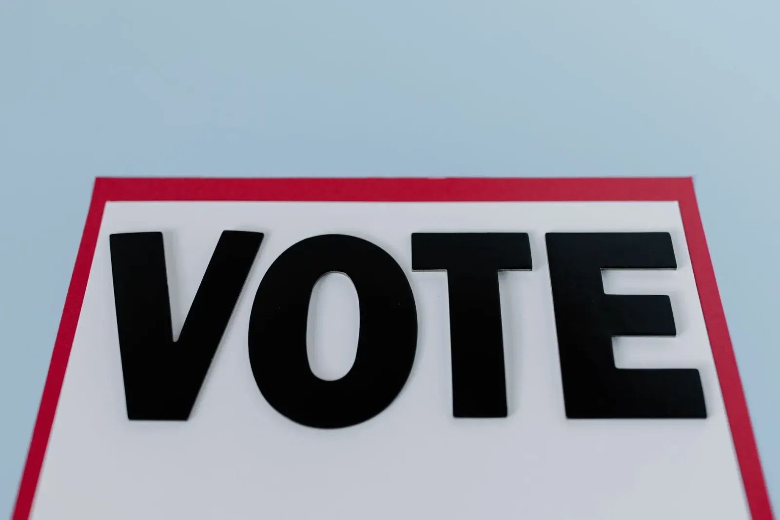Imajen ida hatudu plaka kampanha by-election iha Makerfield, ho tenda no edifísiu negósiu lokal iha kotuk, ilustra ambiente p