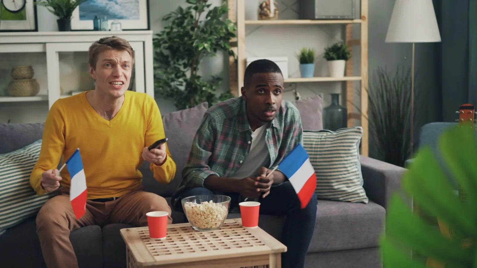 Fã desportu ida tuur iha uma hena TV boot ho soundbar ki'ik iha okos, nia heta esperiénsia Mundial diak liu la ho gasta viaje