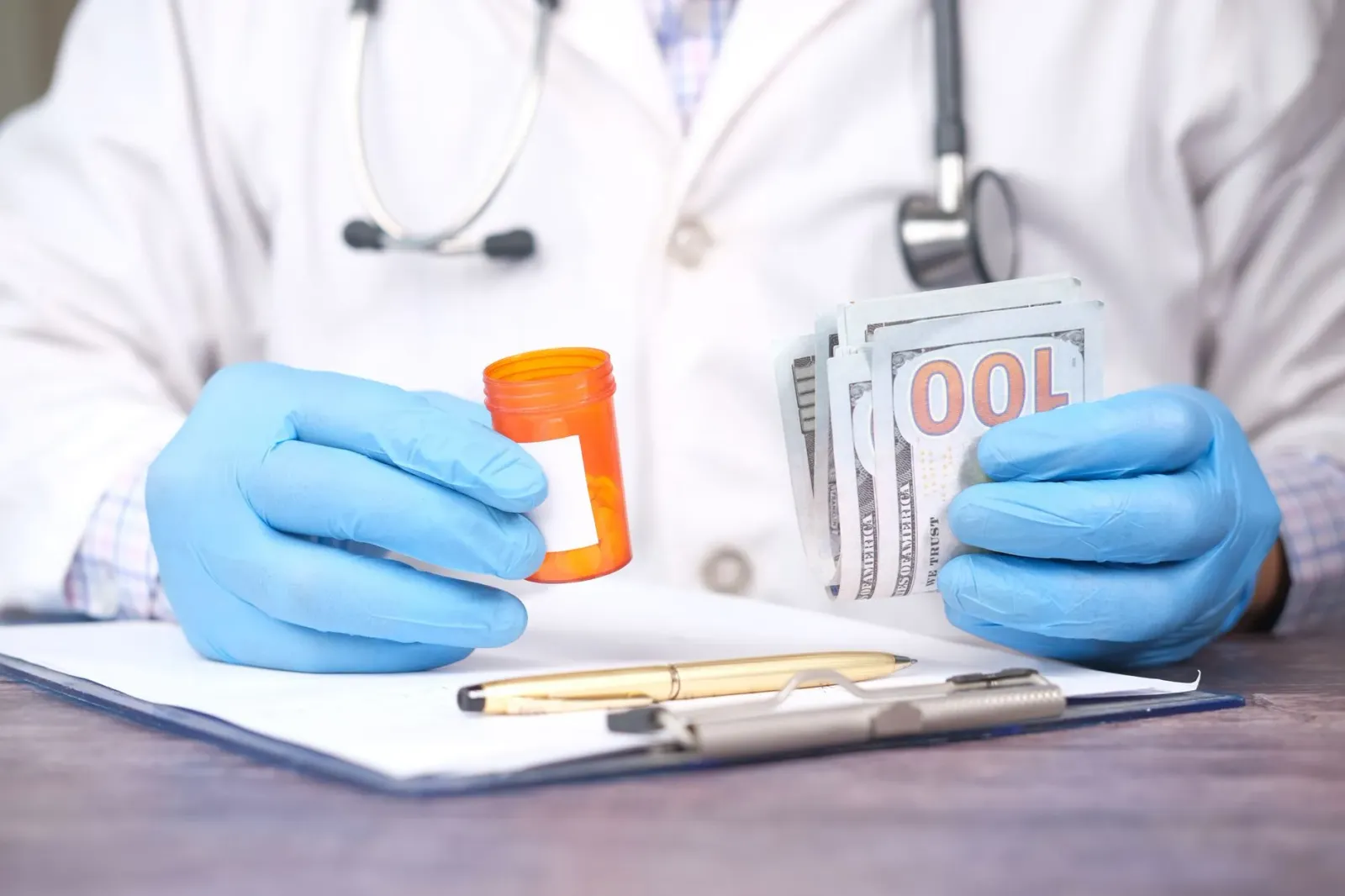 Imajen hatudu dokumentu no selu ne'ebé reprezenta finansiamentu Medicaid freeze, ho fundo azul no simbolu saúde, atu ilustra 