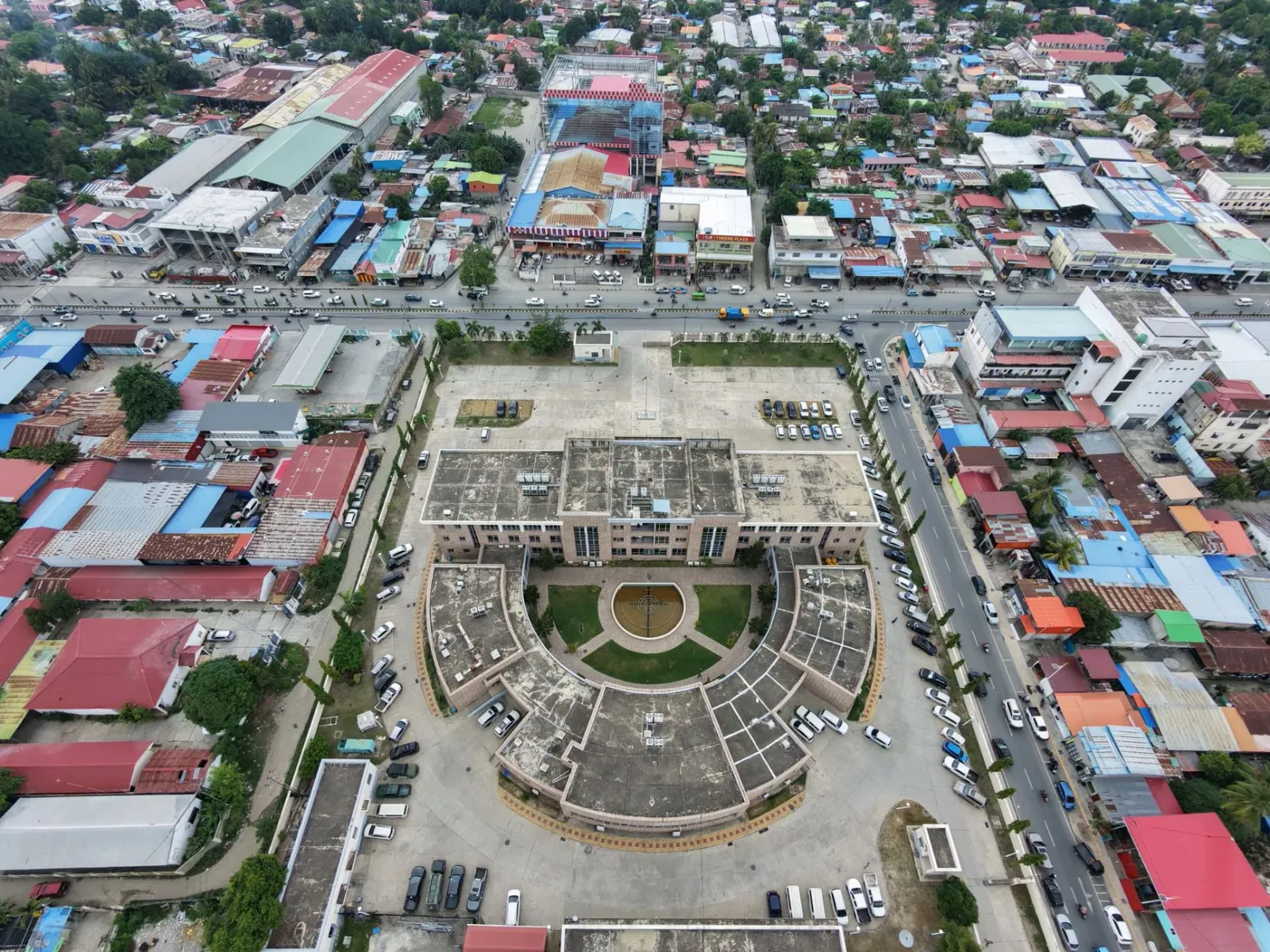 Edifísiu governu Timor-Leste ho bandeira nasionál no documentu lei komunikasaun iha meja, ilustrasaun kona-ba mudansa regulam