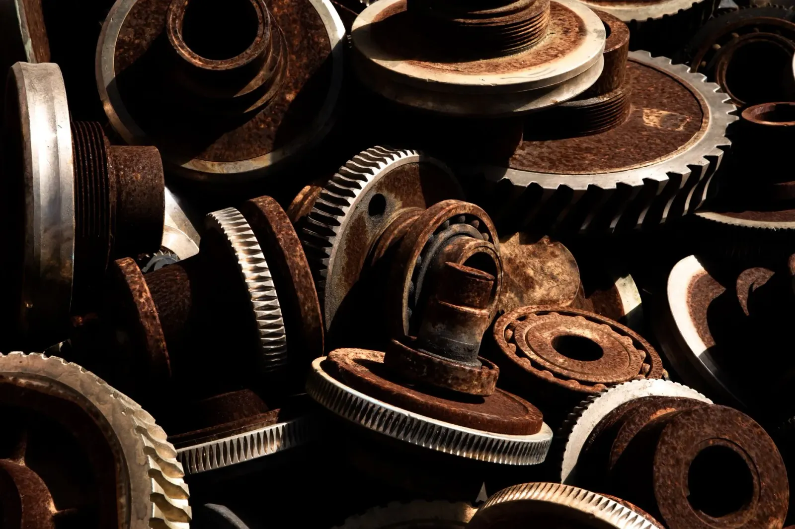 Mekanizmu Antikythera ne'ebé kompostu husi gears bronze, hanesan komputador analógiku antigu husi Grésia, iha fundu azul ho p