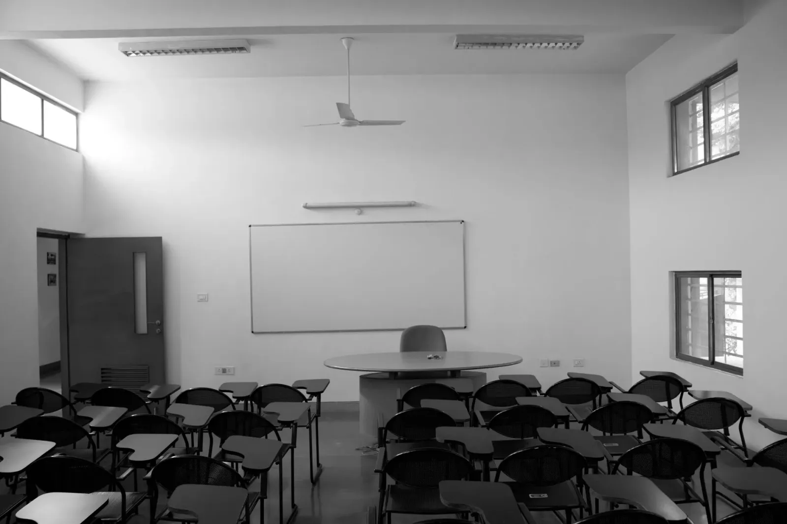 Sala aula mamuk ho kadeira no quadro preto iha eskola ida iha Delhi, Índia, ne'ebé profe sira la iha tanba servisu eleitoral