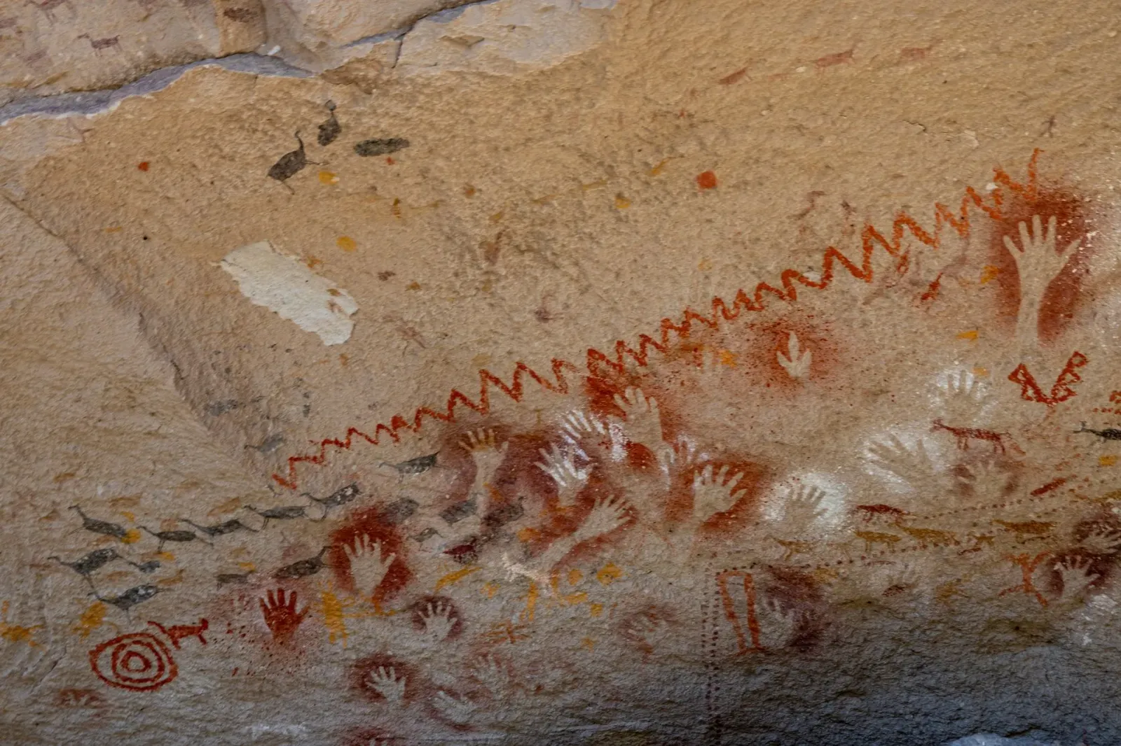 Pintura neanderthal iha gruta La Pasiega, Espanha, ho kór mean no preto, hatudu animal no símbolu