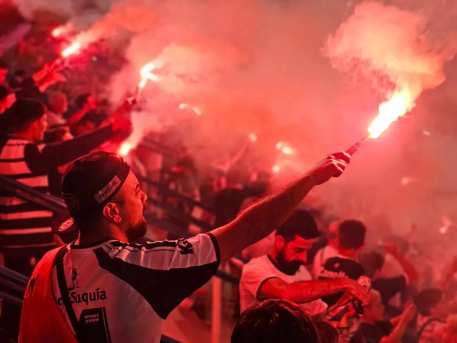 Imajen ida hatudu jogador kabaddi, jogador futebol, no fã esports hamutuk, simboliza ligasaun entre desportu diferente, amiza