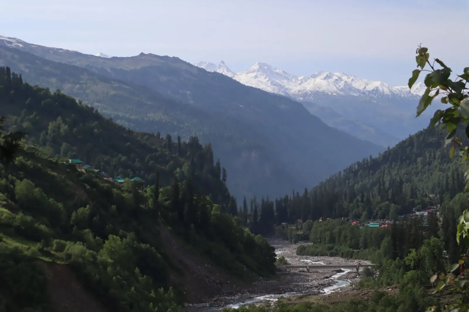 Vista husi montanha Manali ho ekipa filmajen no ator sira servisu iha ne'e, hatudu atmosfera ne'ebé makat no naturál ba filma