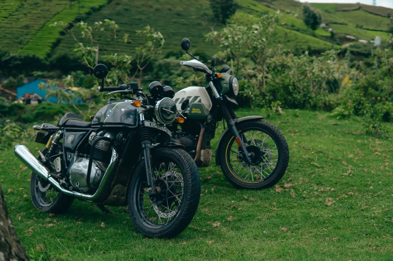 Mota Yezdi Scrambler 350cc ne'ebé lansa iha Amazon Prime Day, ho kor azul no prateadu, iha fundu cidade modernu