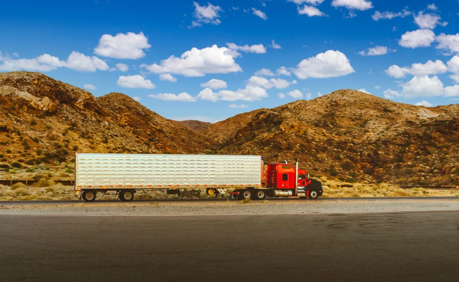 Feria estadu Trump ho kadeira barak mamuk no Tesla Semi Truck ne'ebé hetan aksidente iha estrada Nevada nian