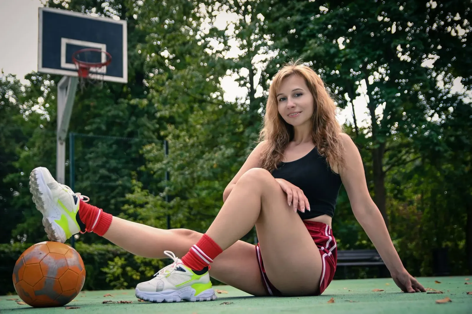Imajen ida ne'ebé hatudu sapatu Nike ho kolorasaun espesiál ba atleta, iha letra nian laran, ho fundu ne'ebé hatudu ligasaun 