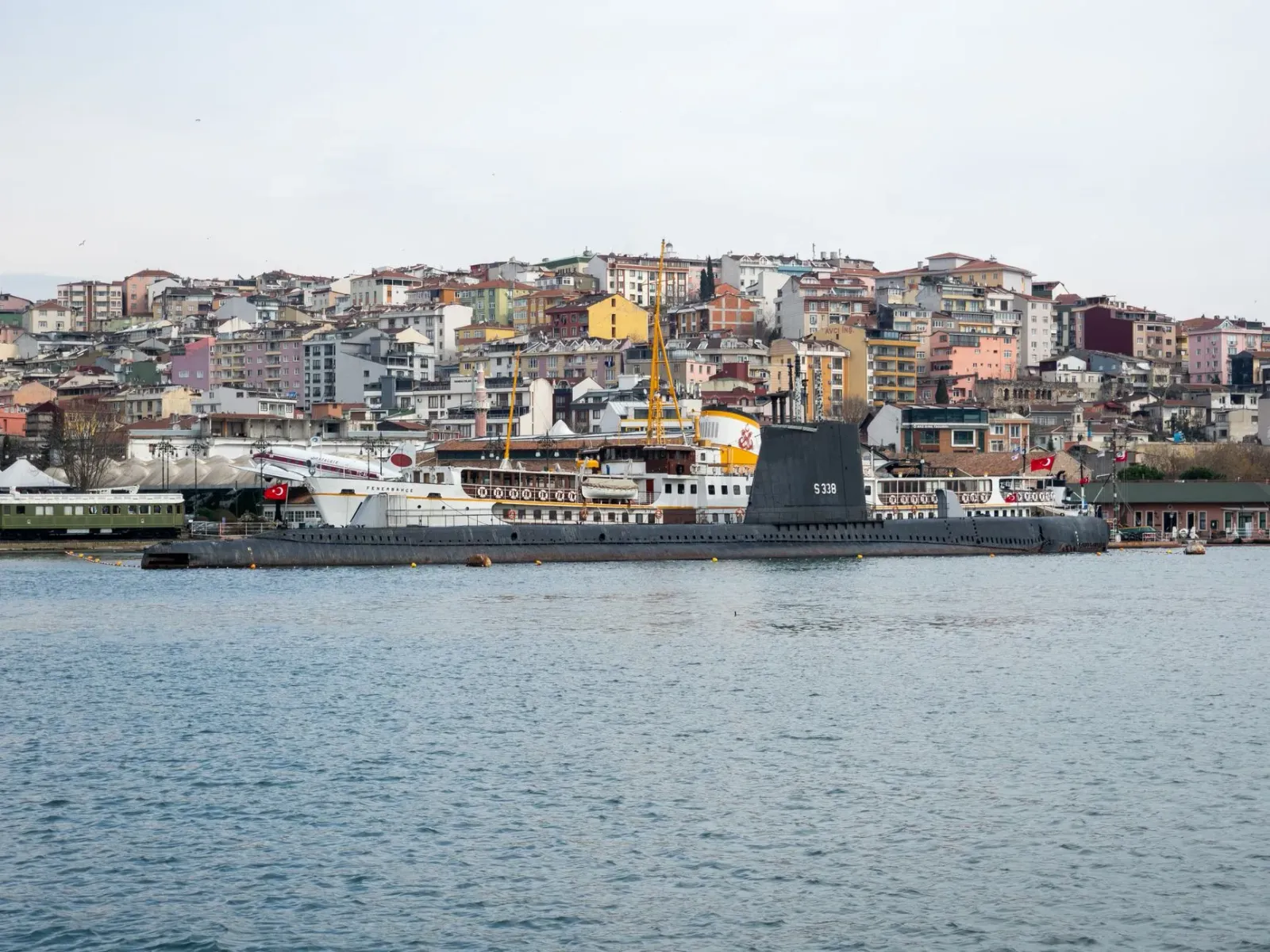 Submarinu Scorpène ne'ebé harii iha estaleiru PT PAL Indonézia, ho ekipamentu militar modernu no bandeira Indonézia no França