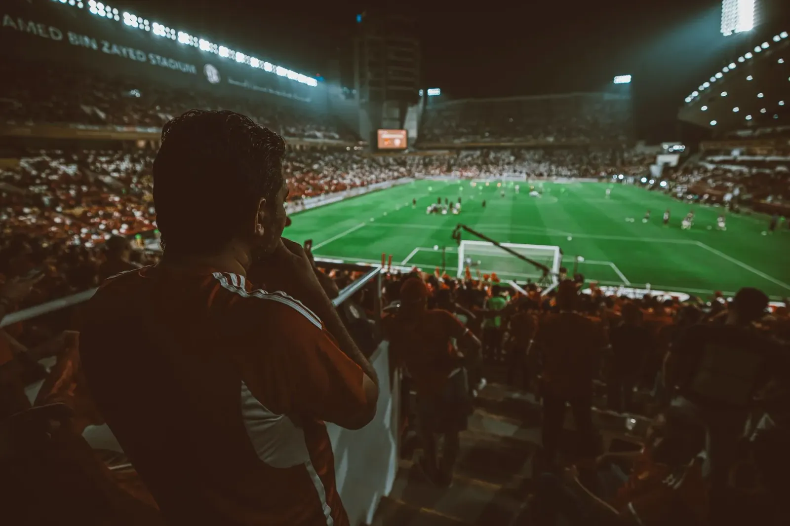 Jogadór futebol Mohamed Salah hosi Egypt ho uniforme, iha imajen ne'ebé hatudu nia liman iha koxa, hanesan prepara ba partida