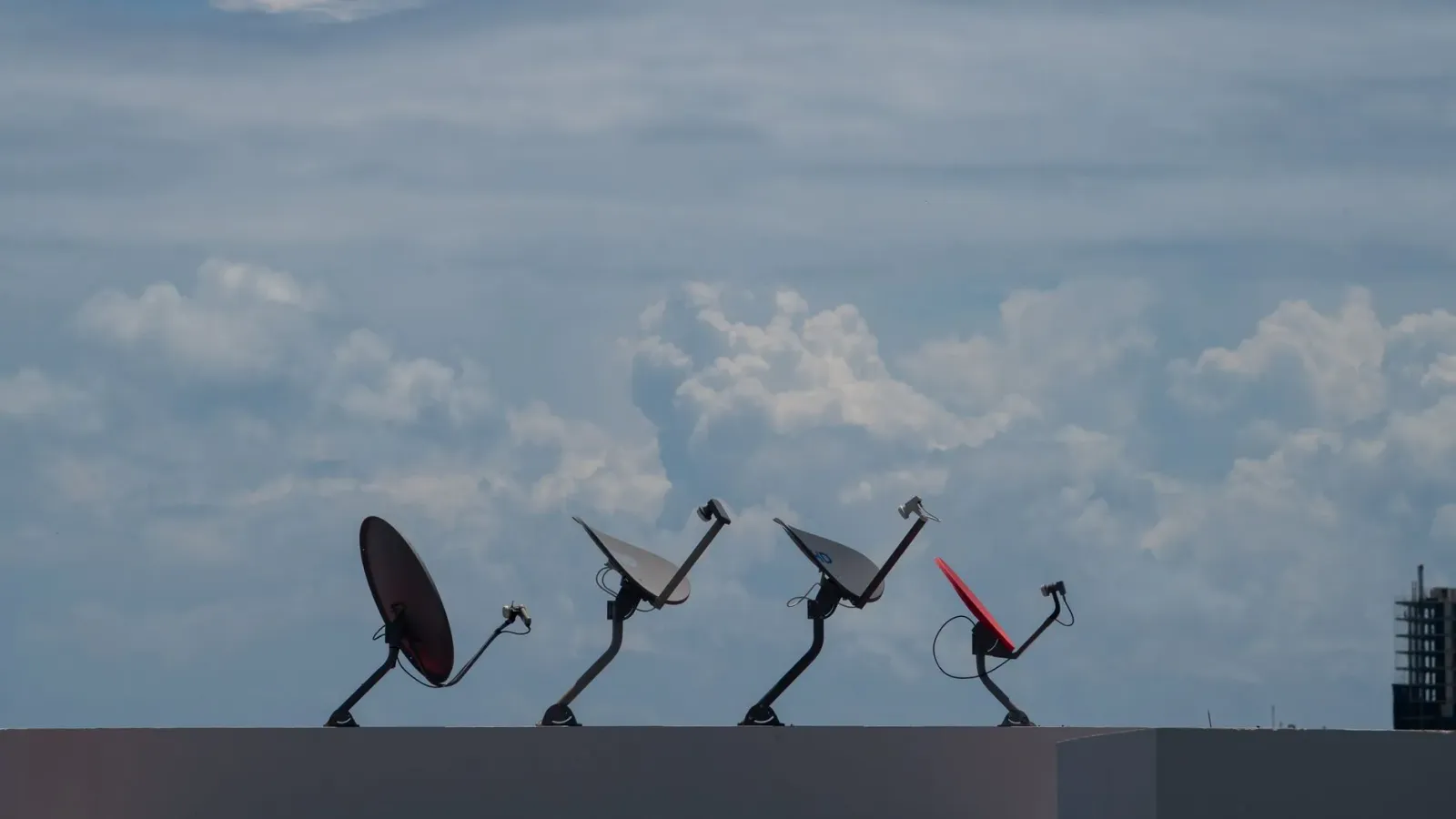 Satélite iha órbita ho rai iha fundu, ne'ebé reprezenta oportunidade negósiu espasiál no konetividade global