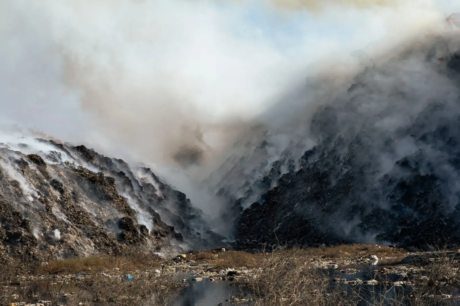 Fumaça tóksiku ne'ebé sái husi ahi boot iha armazén médiku iha Tracy, California, hodi kua material médiku no material konstr