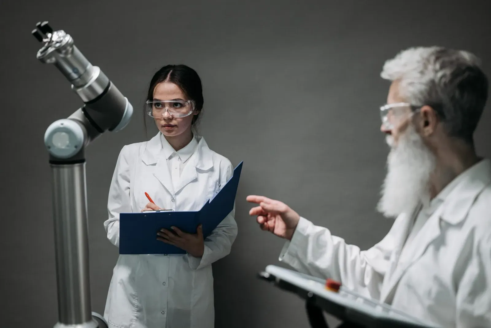 Imajen sientista laboratoriu ne'ebé uza AI no proteje kontra arma biolojika, halo atu sira presiza proteje ita nia moris iha 