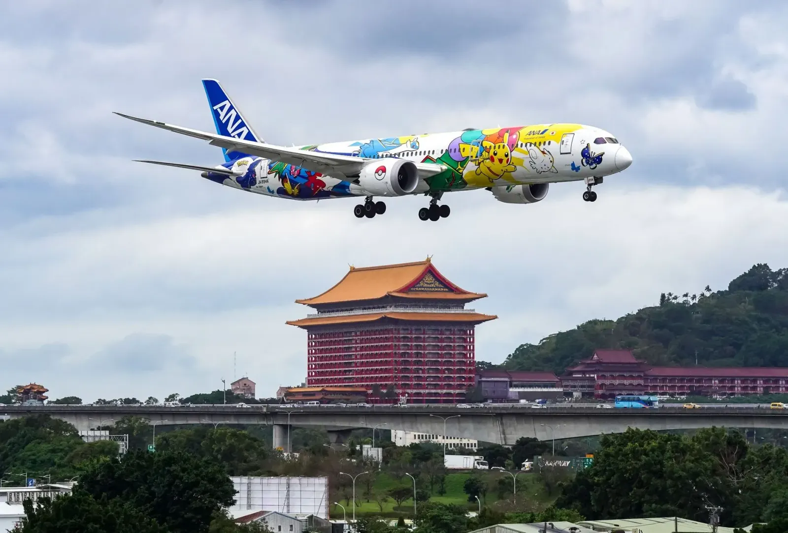 Aviaun ANA ho dezenu Pokémon Korak iha isin aviaun, iha eventu lansamentu iha aeroportu, ho ema barak haree hela.