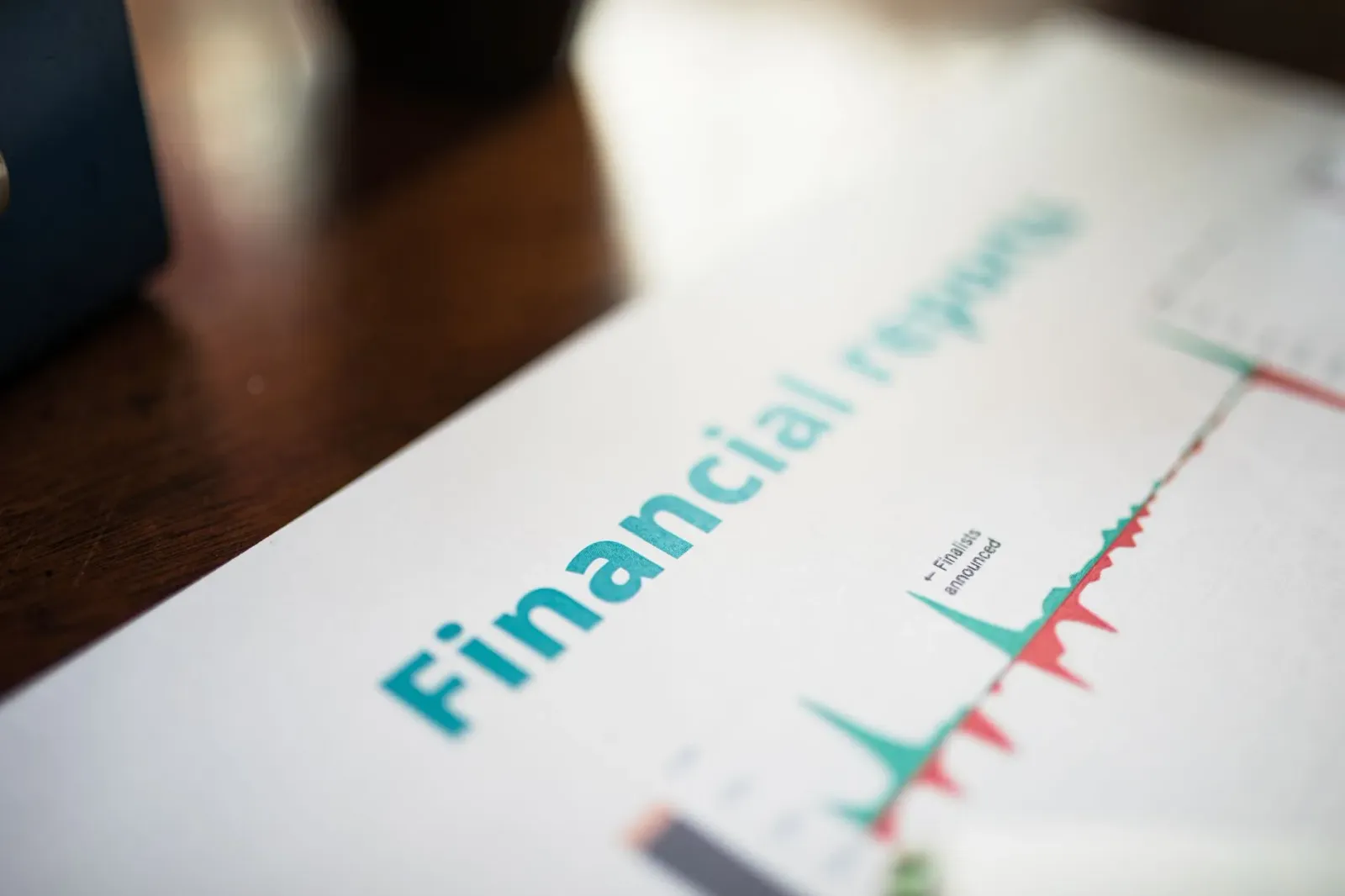 Gráfiku hatudu kresimentu negósiu no tendénsia finanseiru iha tinan 2026, ho dadus banku no AI global