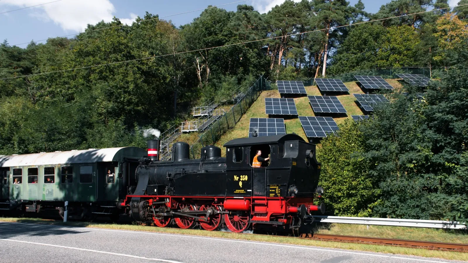 Painél solár ne'ebé tau iha entre trilhu tren iha Suísa, hatudu oinsá teknolojia ida ne'e bele prodús enerjia la ho interromp