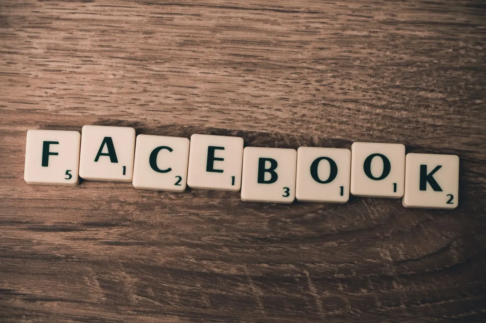 Imajen hatudu smartphone ho puzzle NYT Connections Sports Edition iha tela, no halo sorin iha komputador hatudu AI Mode Faceb