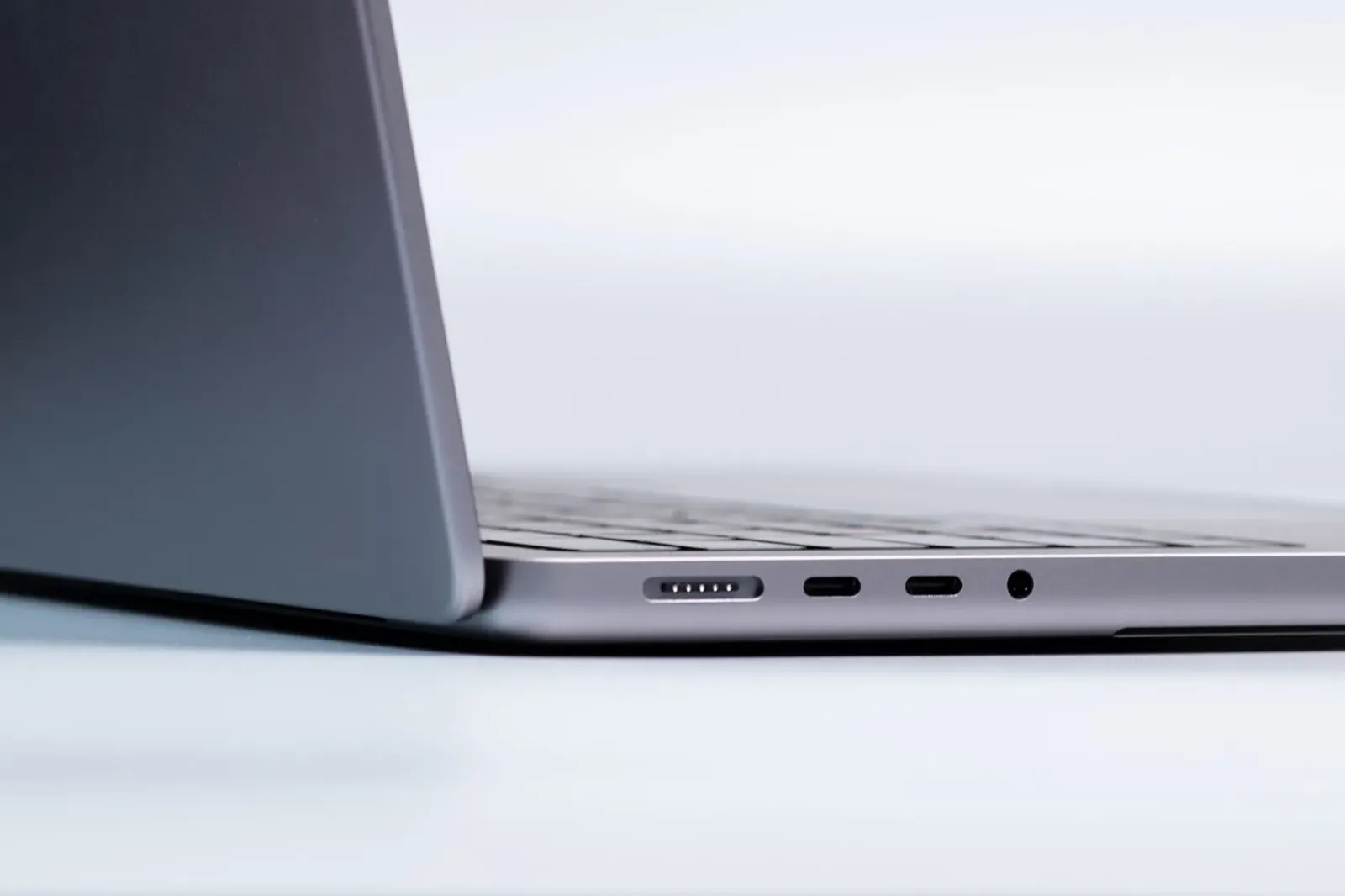 Framework Laptop 13 Pro iha meja, ho tekladu no rato, iha knaar ida ne'ebé klaru, hatudu nia desenhu modular no modernu, ho f