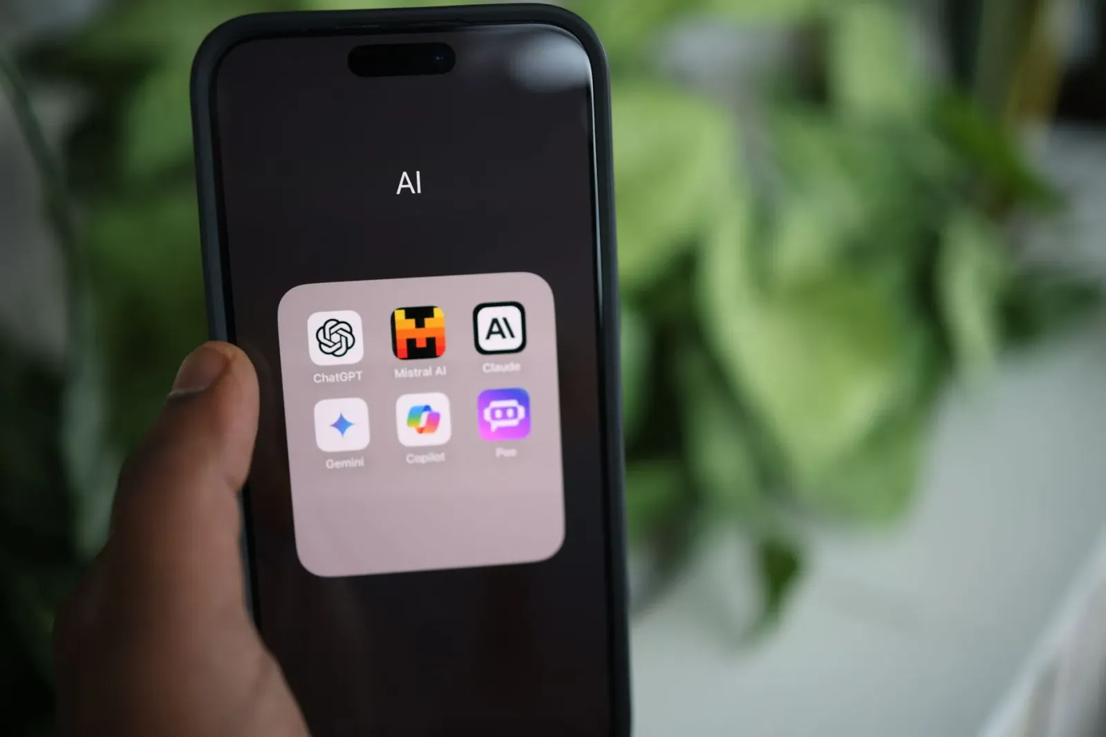 Imajen konseituál hosi teknolojia AI iha futuru, ho telemóvel no AI simbóliku, hanesan lição ba seguransa pessoál