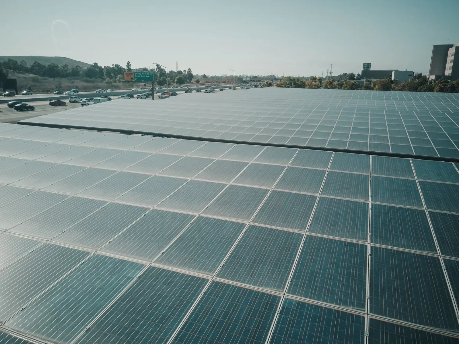 Imajen ida hatudu teknolojia modernu, inklui AI, painel solar, no infraestrutura listrika. Imajen ne'e ilustra mudansa boot i