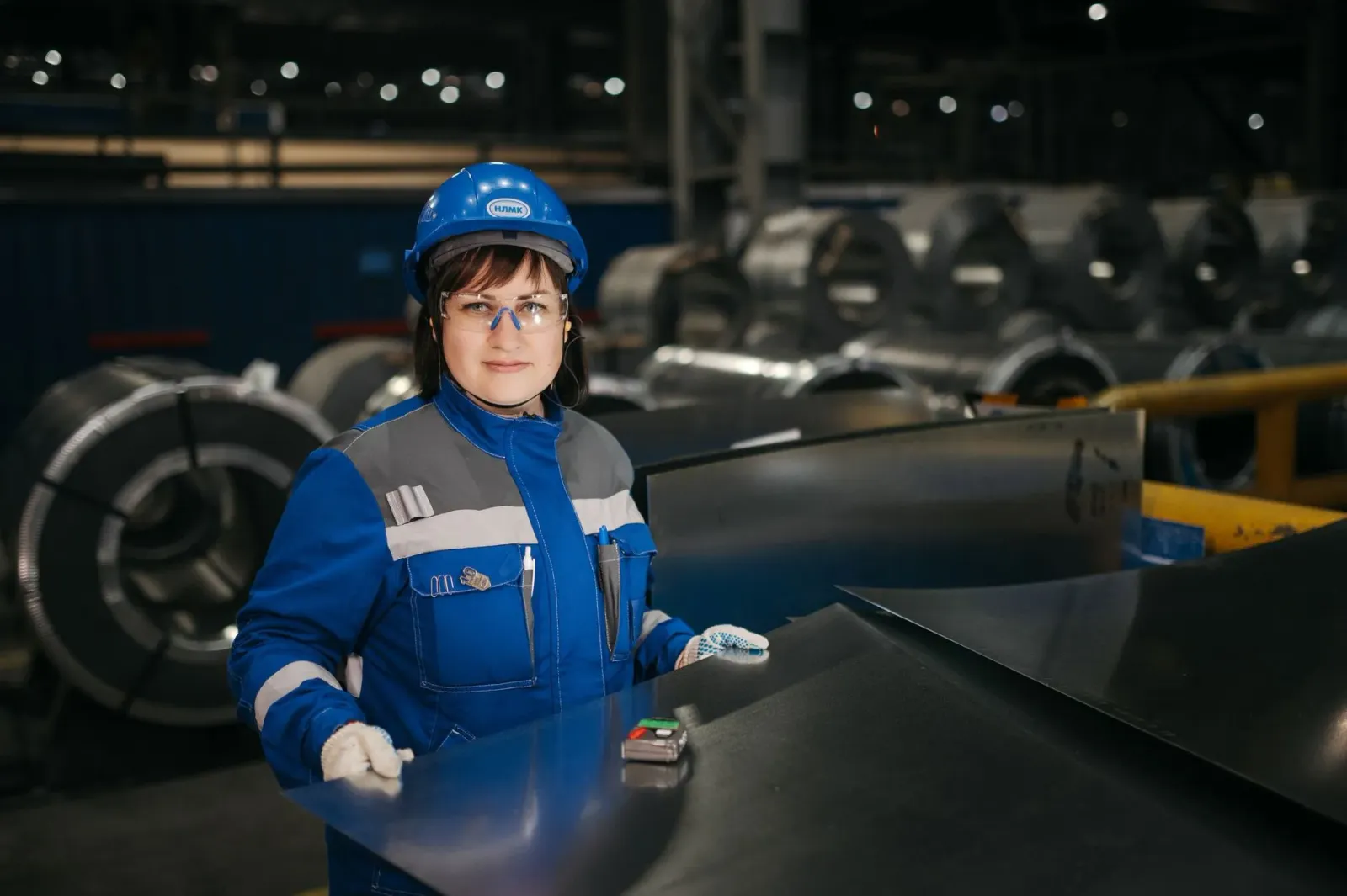 Enjineiru veteranu Ford servisu hamutuk iha fábrika atu hadia kualidade karreta, ho sorrisu iha sira nia rosto