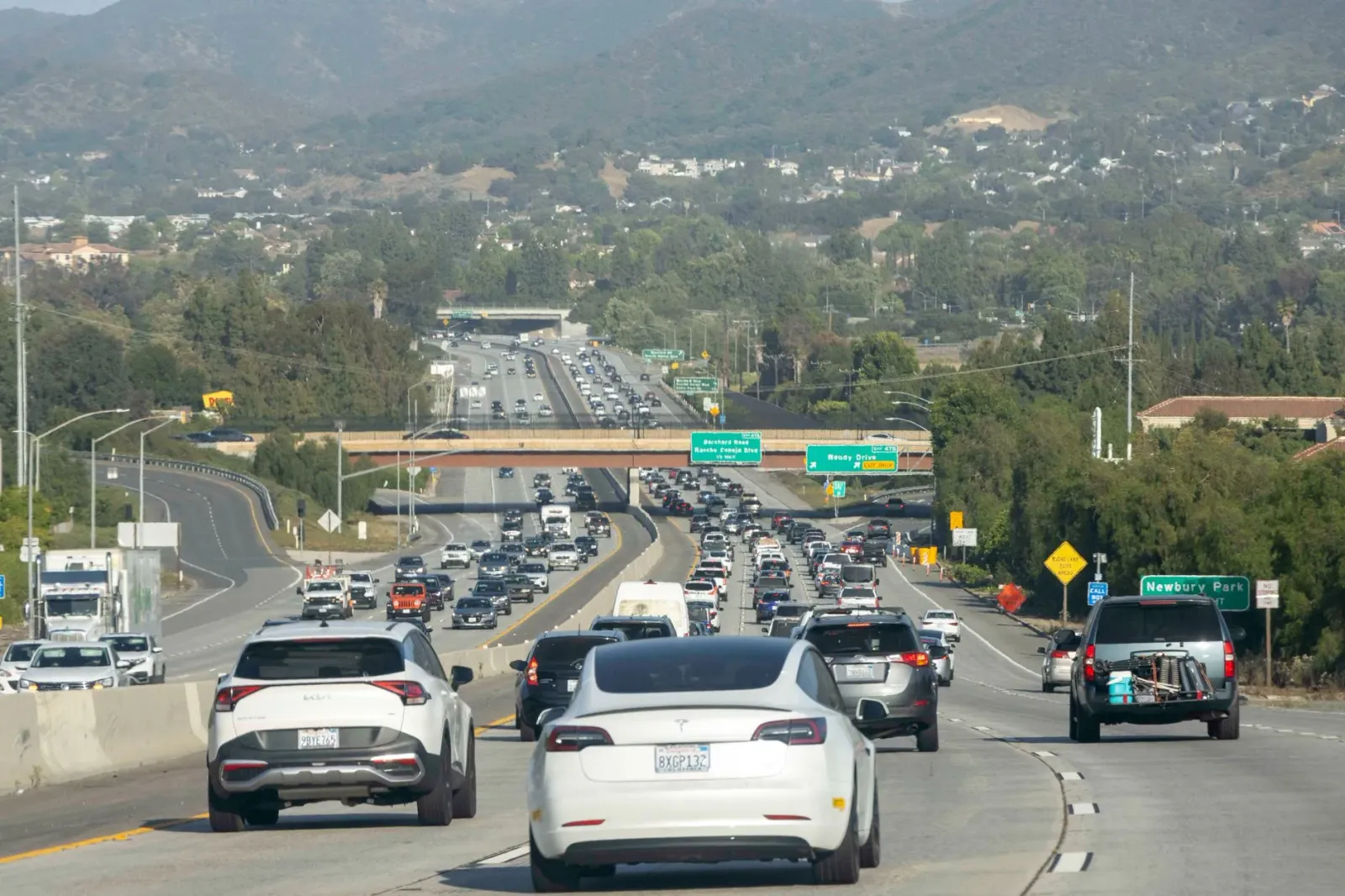 Imajen husi Tesla karik iha fatin klifu California, ho ospitál iha kotuk, hatudu koneksaun entre saúde mental no situasaun em