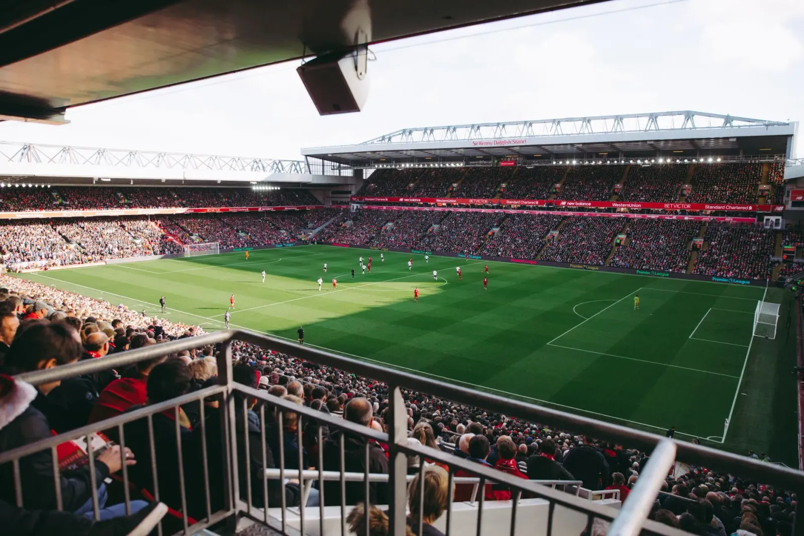 Fotografia mostra crowd iha estadium olímpiku hodi simula momentu desportu internasionál no mudansa instituisaun global