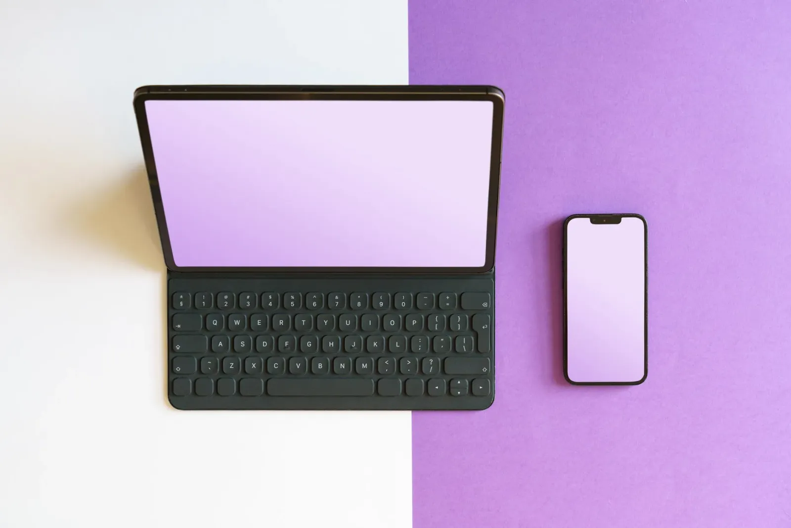 Imajen konseituál hatudu gadget foun hanesan smartphone no laptop iha leten, ho planu fundu nia base militar no edifísiu korp