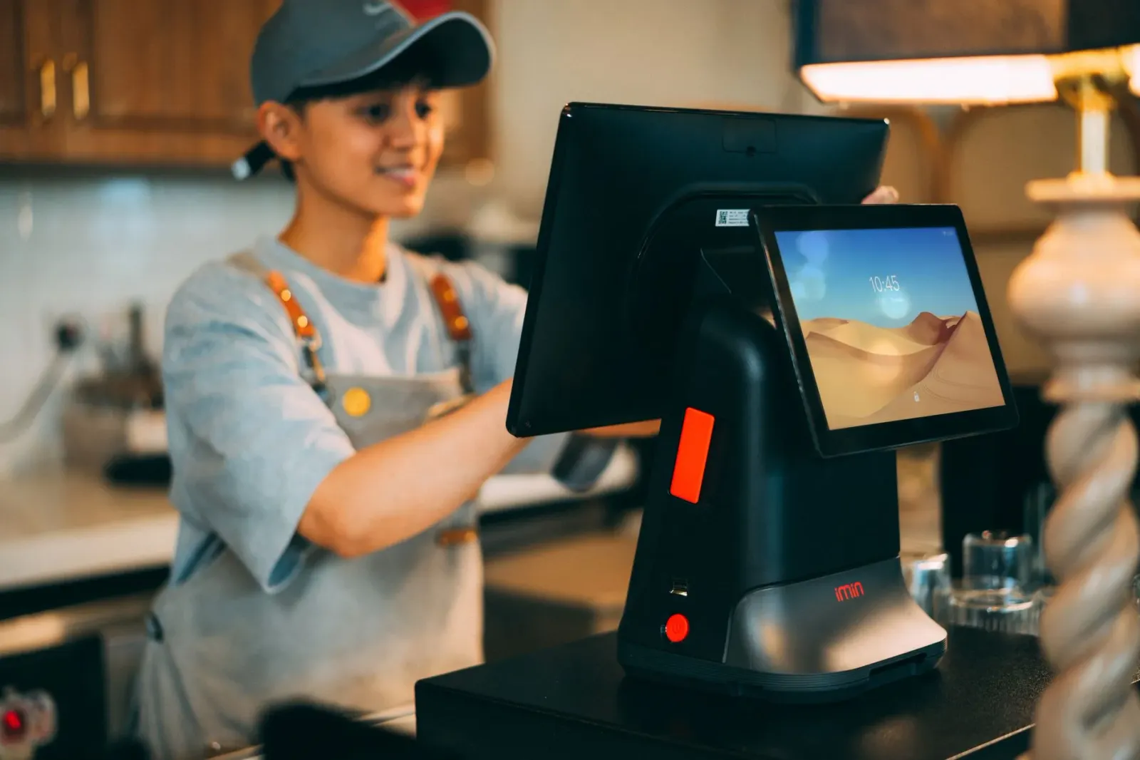 Aparelhu Edge AI iha loja, hanesan POS terminal inteligente, ne'ebé ajuda atu analiza dadus venda no komportamentu kliente ih