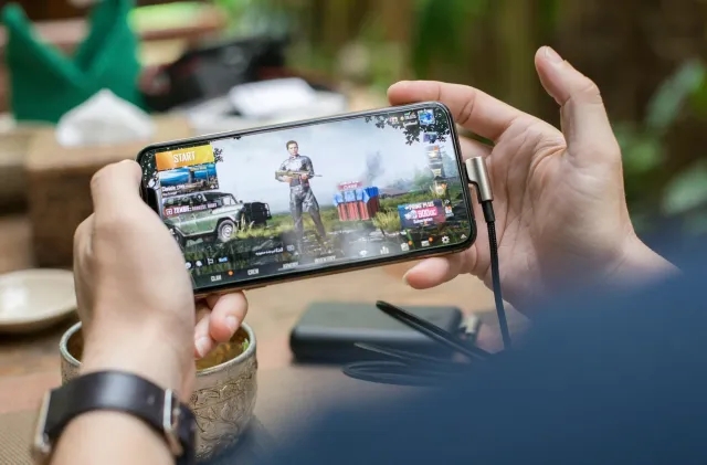 Imajen kona-ba ema lori telemovel, hatudu tela jogu MLB The Show Mobile, iha fundu hetan retratu Jennifer Lopez no Karan Joha