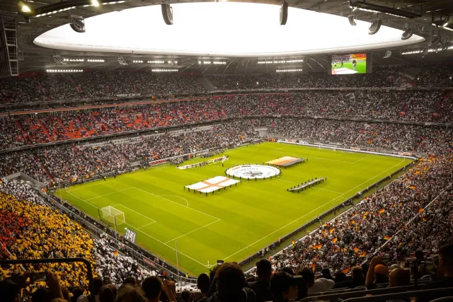Imajen estadiu futuru ho luz neon, hatudu mudansa teknolojia no poder iha desportu globál agora