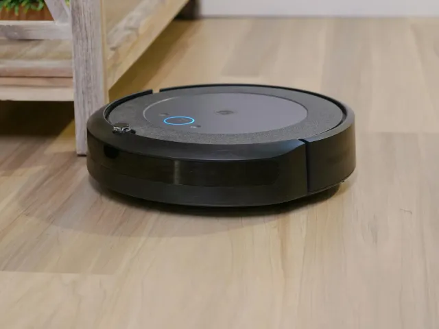 Ilustrasaun kona-ba robot vacuum ho AI, hatudu mapa uma no neuróniu artifisiál, reprezenta teknolojia matenek ne'ebé aprende 