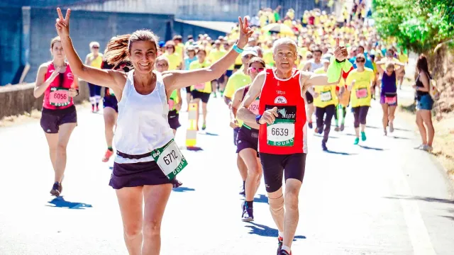 Imajen ida hatudu atleta sira iha kompetisaun ho símbolu saúde no monitorizasaun ne'ebé hatudu futuru desportu globál. Iha fu