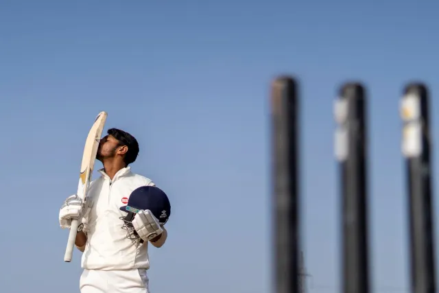 Jogador kriket Kamaljeet selebra sénturia ho nia kolega sira iha University of Jammu Cricket Ground