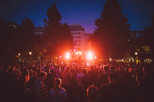 Ema barak iha konsertu gratuitu iha verão, sorrisu no dansa iha parc