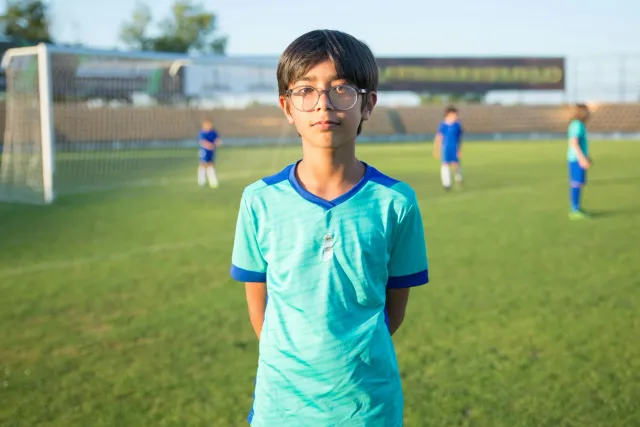 Jogadór futebol ho smart glasses iha rosto iha estadiu, ilustra ameasa ba integridade desportu