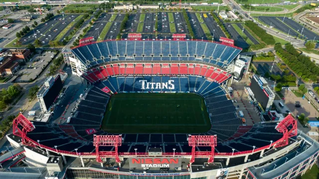 Imajen konstruksaun estádiu foun iha Nashville Tennessee ho trabadador sira no mákina boot ba obra infrastrutura desportu