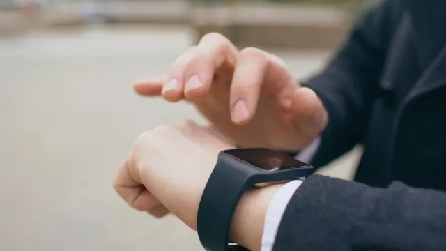 Ema ida hatais Oura Ring iha liman, ho sensór ne'ebé monitoriza saúde, hanesan ritmu korasaun no sonu.