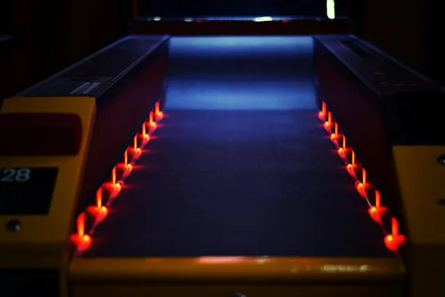 Imajen ida hatudu máquina Kegel ne'ebé aplika mina iha bowling lane ho padraun espesífiku, ho bola bowling iha okos.