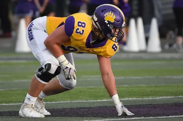 Nick Bosa, jogadór San Francisco 49ers, halo treinu rekuprasaun husi kanek ACL iha kampu treinu, hatudu forsa no determinasau