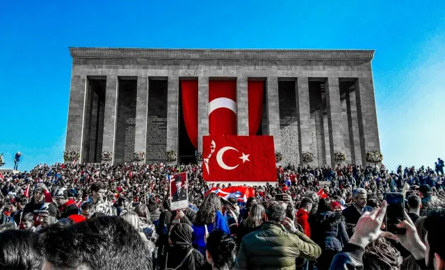Milhares ema monta iha Ankara protesta kontra governu, ho bandeira no kartus, hatudu instabilidade politika ne'ebé afeta ambi